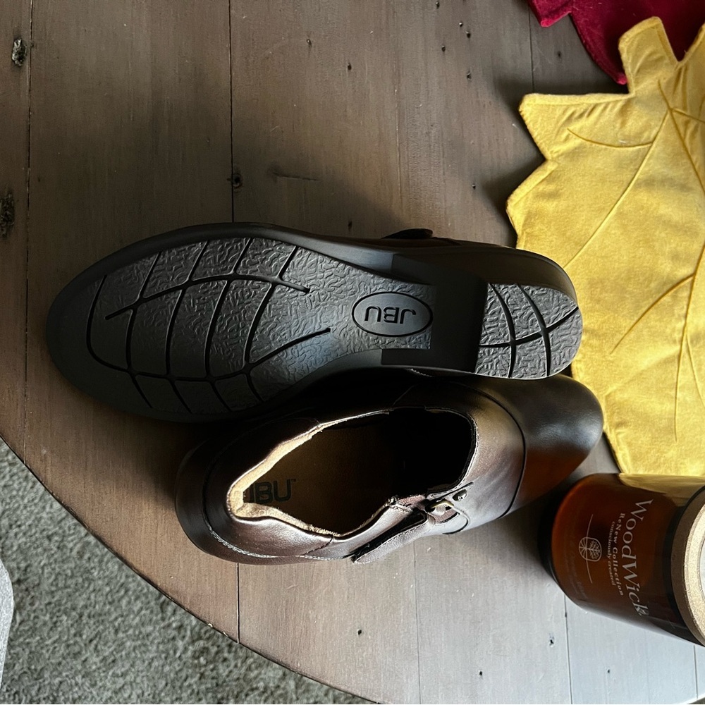 JBU Women’s Brown Slip-On Dress Shoes - Picture 4 of 6